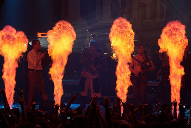 Огневые машины в рамках концертной программы группы Тень