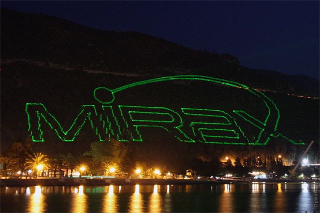 После окончания шоу гигантский логотип«Миракса» ещё почти час проецировался на склон горы