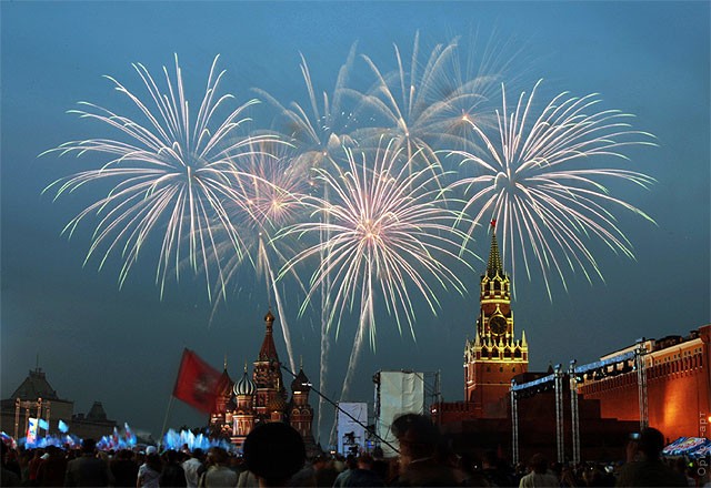 Красочный фейерверк на день России на фоне Спасской башни