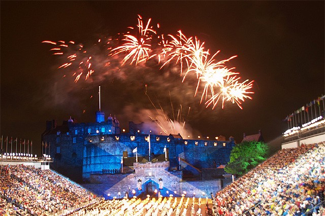 Эдинбургский замок является площадкой для фейерверка